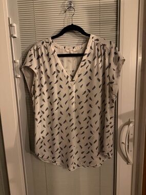 Lightweight V-Neck Blouse with Feather Print